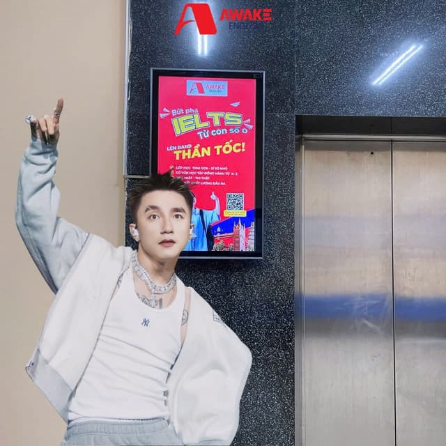 AWAKE ENGLISH PHỦ SÓNG ĐẠI HỌC THƯƠNG MẠI: CHỤP ẢNH CHECK-IN, NHẬN QUÀ LIỀN TAY