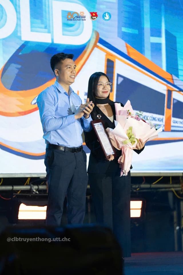 AWAKE ENGLISH ĐỒNG HÀNH CÙNG NGÀY HỘI CHÀO TÂN SINH VIÊN 2025 – ĐẠI HỌC CÔNG NGHỆ GIAO THÔNG VẬN TẢI