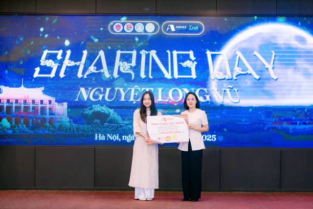 Awake English đồng hành cùng UEB tại sự kiện “Sharing Day 2025”: Trao học bổng tiếng Anh và truyền cảm hứng học tập cho sinh viên