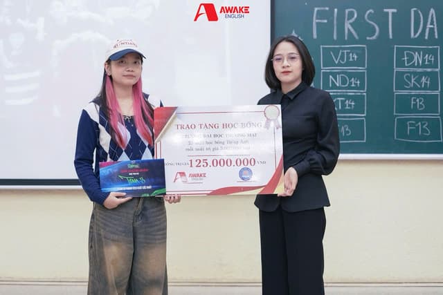 AWAKE ENGLISH ĐỒNG HÀNH CÙNG TUỔI TRẺ TRONG SỰ KIỆN “FIRST MEETING – VE MEDIA x F14”